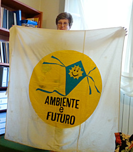 Giuseppina mostra il primo simbolo di Ambiente e Futuro