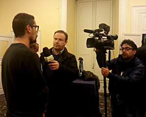 Sandro, uno degli organizzatori locali, intervistato dalla televisione regionale